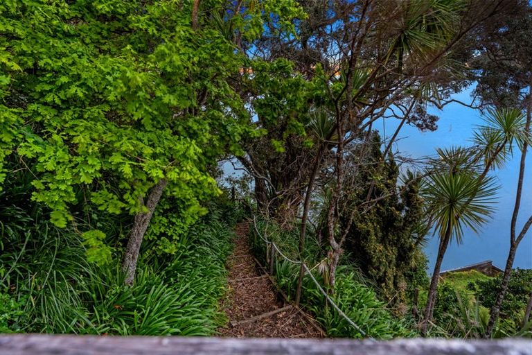 Photo of property in 2/102 Queen Street, Northcote Point, Auckland, 0627