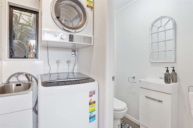 Photo of property in 2/10 Helicon Place, Totara Vale, Auckland, 0629