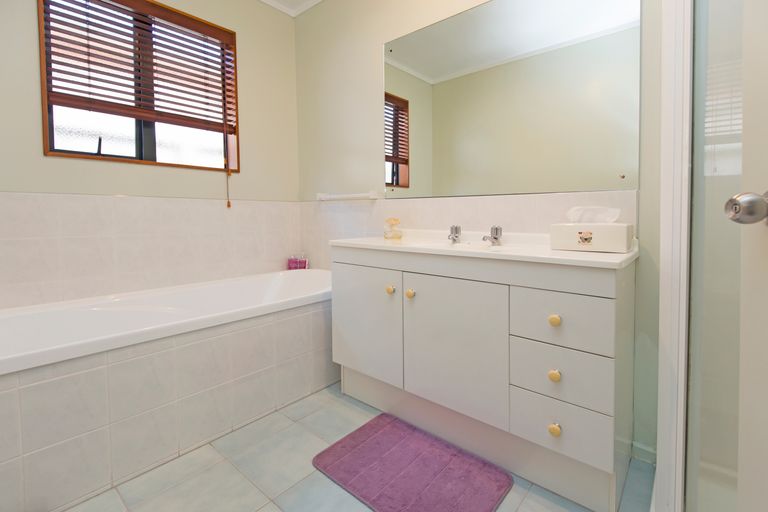 Photo of property in 32 Red Hibiscus Road, Stanmore Bay, Whangaparaoa, 0932