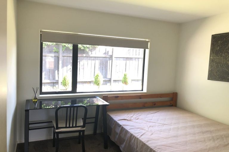 Photo of property in 8a Blythe Place, Glendene, Auckland, 0602