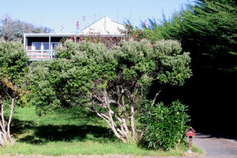 Photo of property in 16 Kaitawa Street, Waikanae Beach, Waikanae, 5036