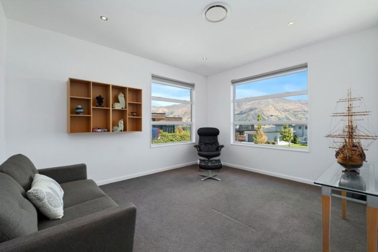 Photo of property in 16 Urquhart Place, Wanaka, 9305