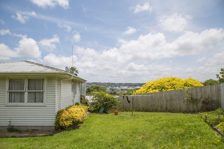 Photo of property in 102 Bond Crescent, Forrest Hill, Auckland, 0620