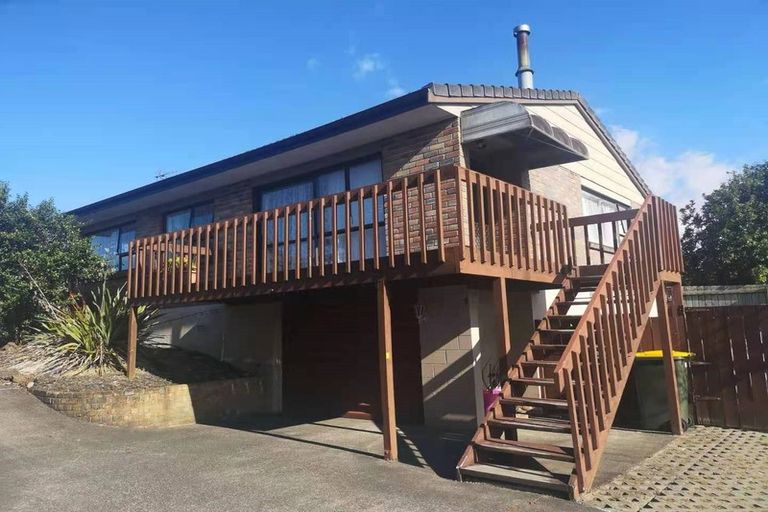 Photo of property in 2/66 Aviemore Drive, Highland Park, Auckland, 2010