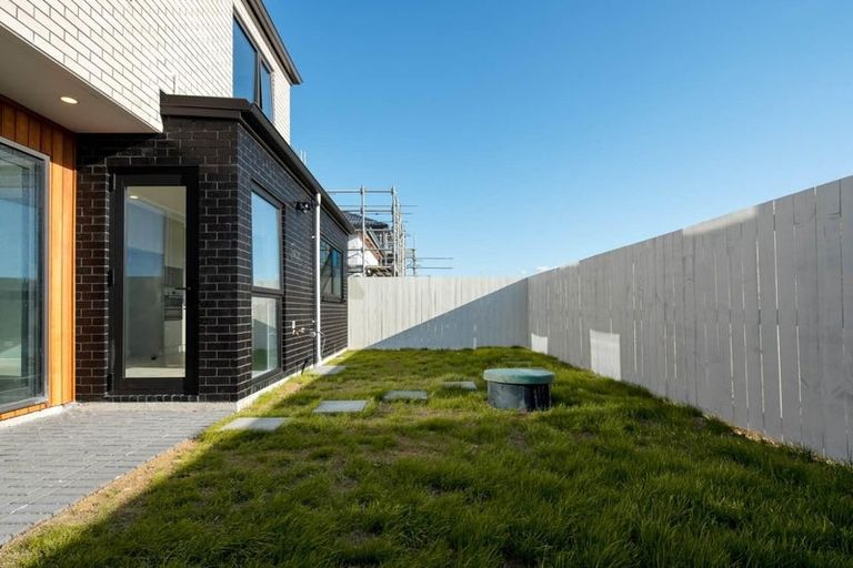 Photo of property in 48 Taipahitini Road, Rosehill, 2113