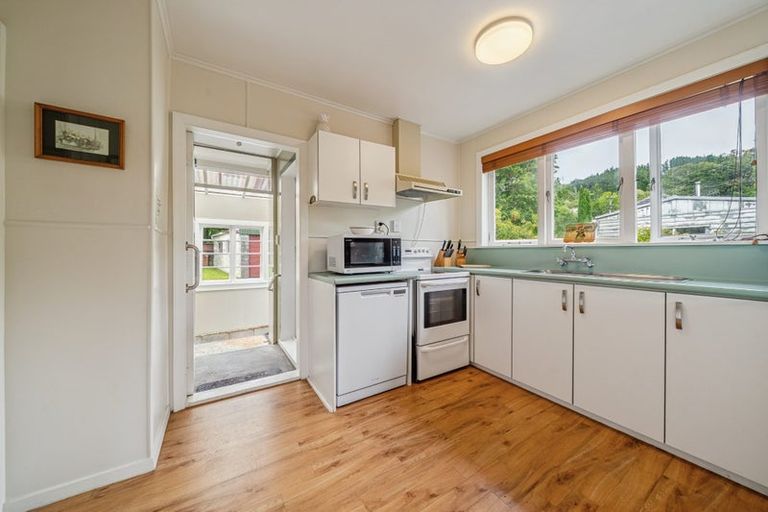 Photo of property in 4 Birch Grove, Pinehaven, Upper Hutt, 5019