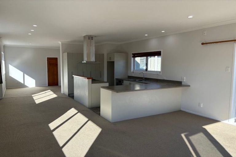 Photo of property in 18 Queens Road, Glen Avon, New Plymouth, 4312