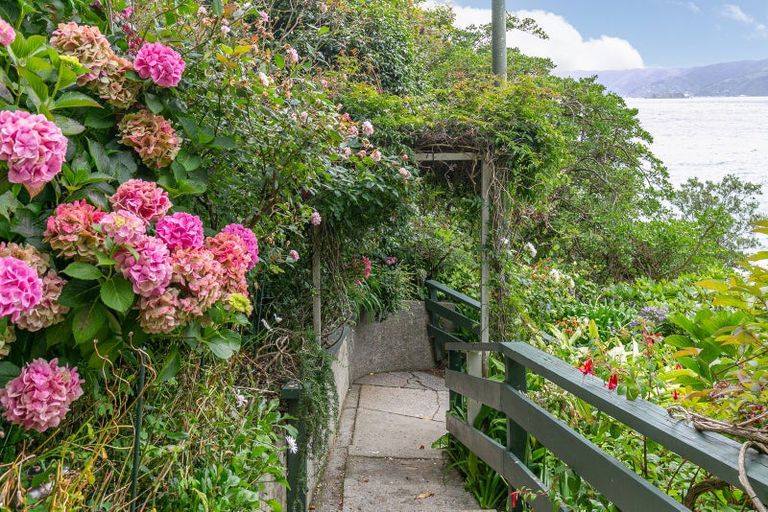 Photo of property in 427 Karaka Bay Road, Karaka Bays, Wellington, 6022