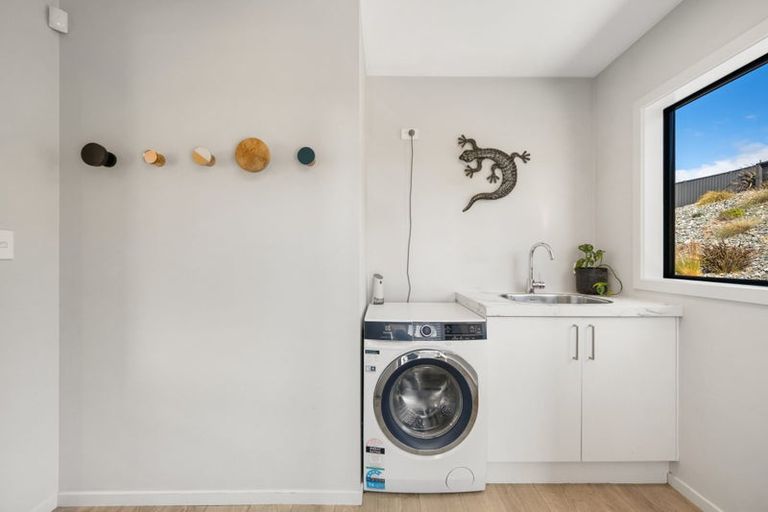 Photo of property in 71 Stratford Drive, Mount Pisa, Cromwell, 9383