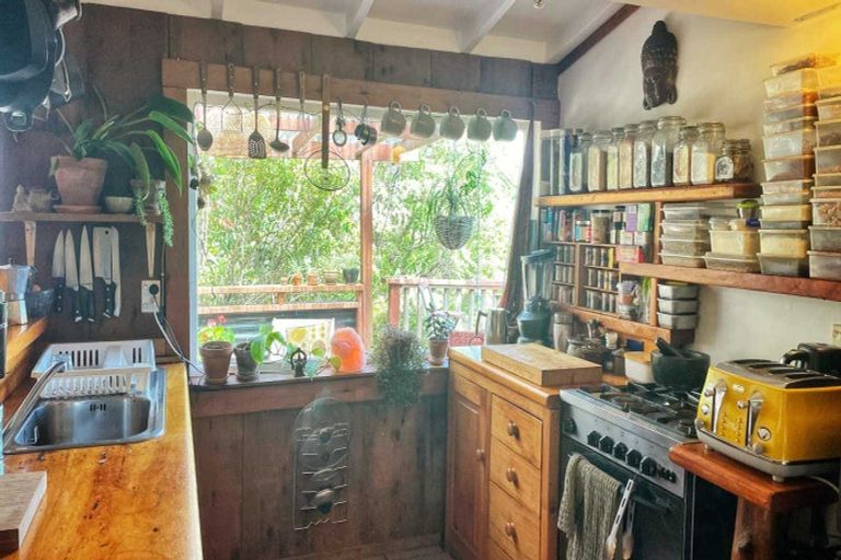 Photo of property in 35 Crescent Road East, Ostend, Waiheke Island, 1081