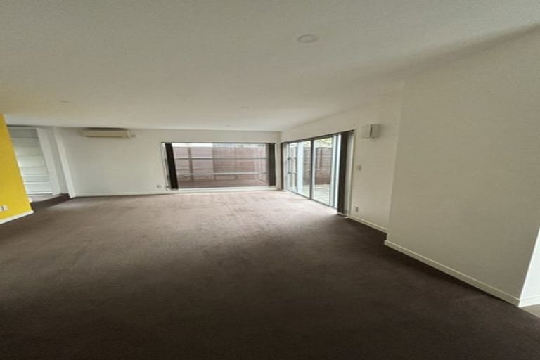 Photo of property in 12 Tiketike Way, Brooklyn, Wellington, 6021