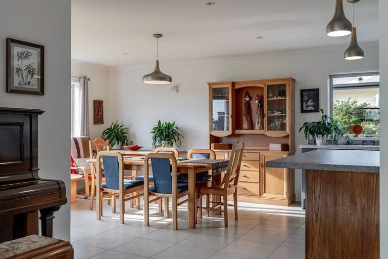 Photo of property in 6 Silkwood Place, Fitzherbert, Palmerston North, 4410