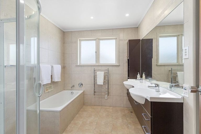 Photo of property in 24 Westview Grove, Miramar, Wellington, 6022