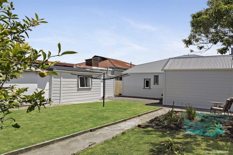 Photo of property in 5 Te Wharepouri Street, Berhampore, Wellington, 6023