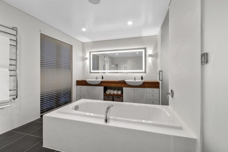 Photo of property in 2/272 Hurstmere Road, Takapuna, Auckland, 0622