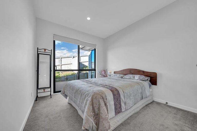 Photo of property in 13 James Elliot Way, Pokeno, 2402