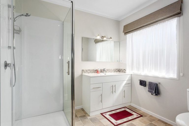 Photo of property in 10 Woodstock Crescent, Leamington, Cambridge, 3432