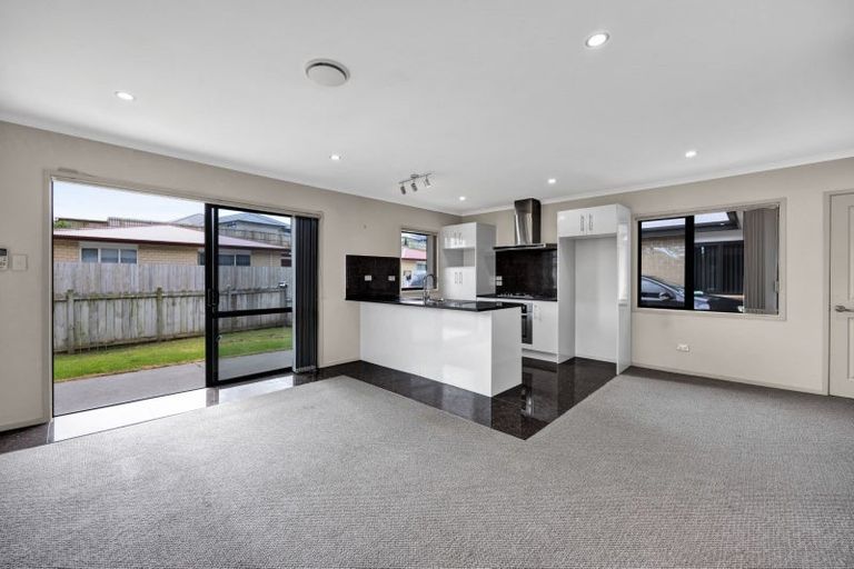 Photo of property in 14 Frederick Place, Whalers Gate, New Plymouth, 4310