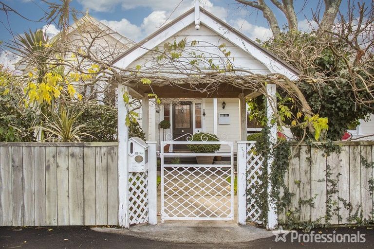 Photo of property in 1 Tyne Street, Carterton, 5713