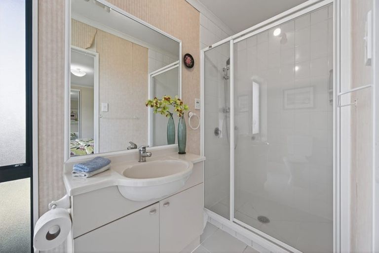 Photo of property in 16 Newbegin Place, Weymouth, Auckland, 2103