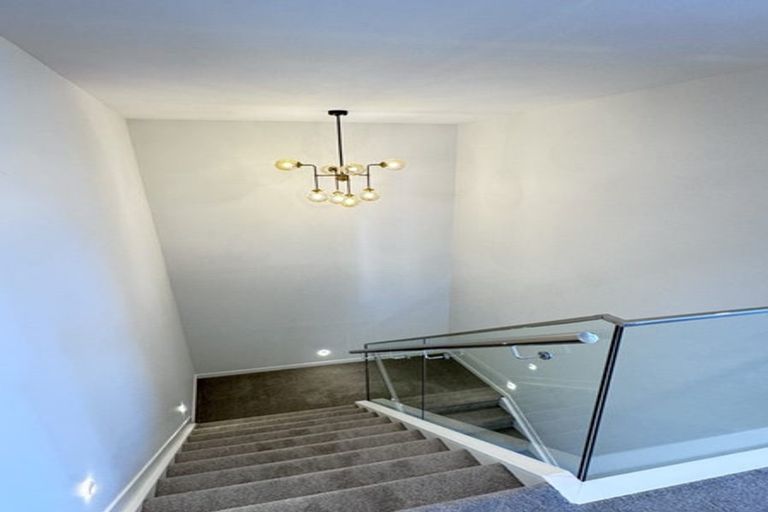 Photo of property in 130 Skulander Crescent, Orewa, 0931