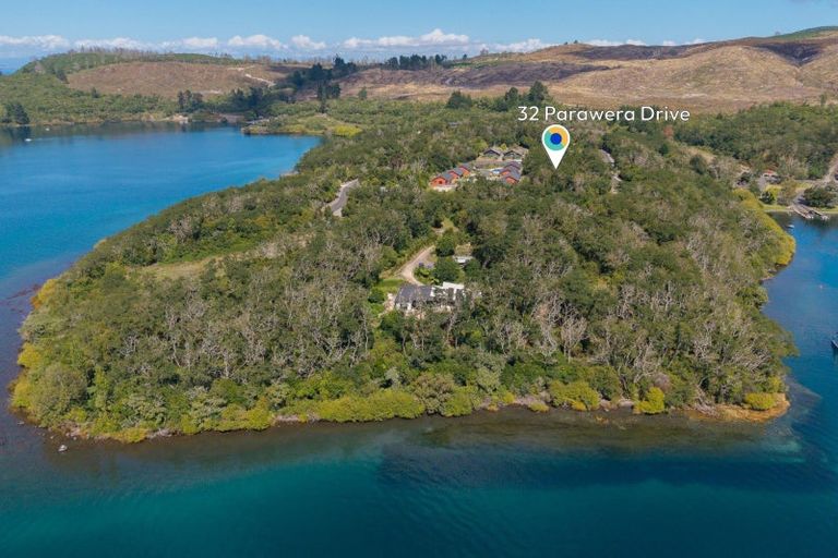 Photo of property in 32 Parawera Drive, Acacia Bay, Taupo, 3330