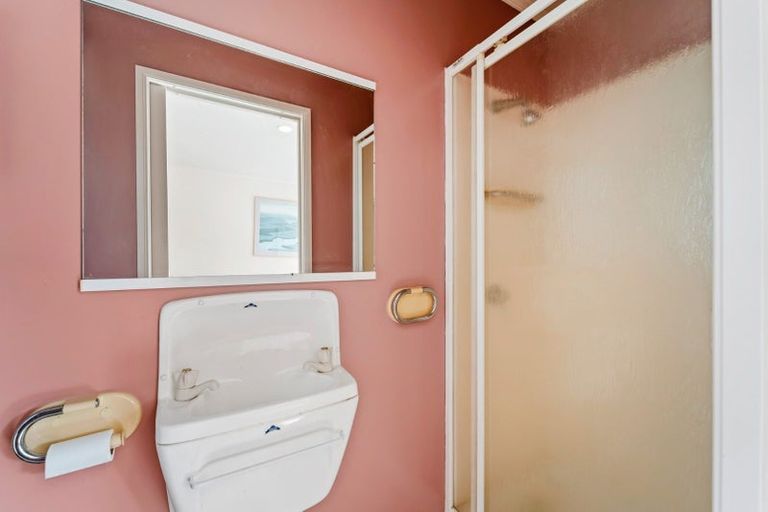 Photo of property in 32 Heversham Place, Glendene, Auckland, 0602