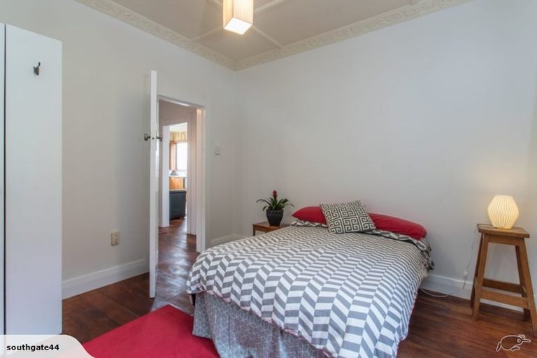 Photo of property in 30 Hungerford Road, Lyall Bay, Wellington, 6022