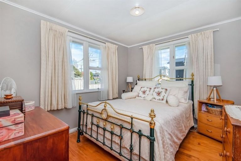 Photo of property in 8 Hayman Place, Beach Haven, Auckland, 0626