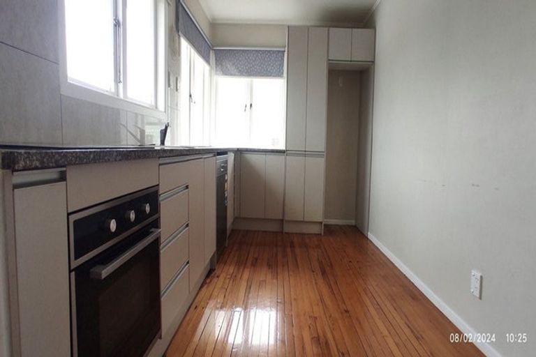 Photo of property in 25 Kirrie Avenue, Te Atatu South, Auckland, 0610