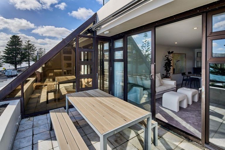 Photo of property in 2/326 Oriental Parade, Oriental Bay, Wellington, 6011