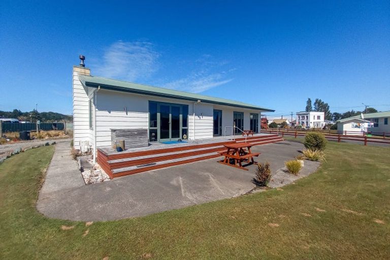 Photo of property in 5 Mcfeely Street, Tuatapere, 9620