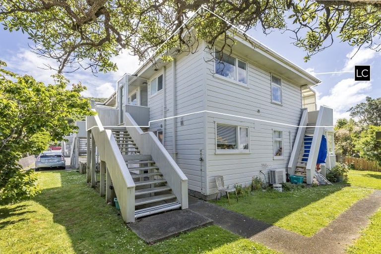 Photo of property in 1/139 Queens Drive, Lyall Bay, Wellington, 6022
