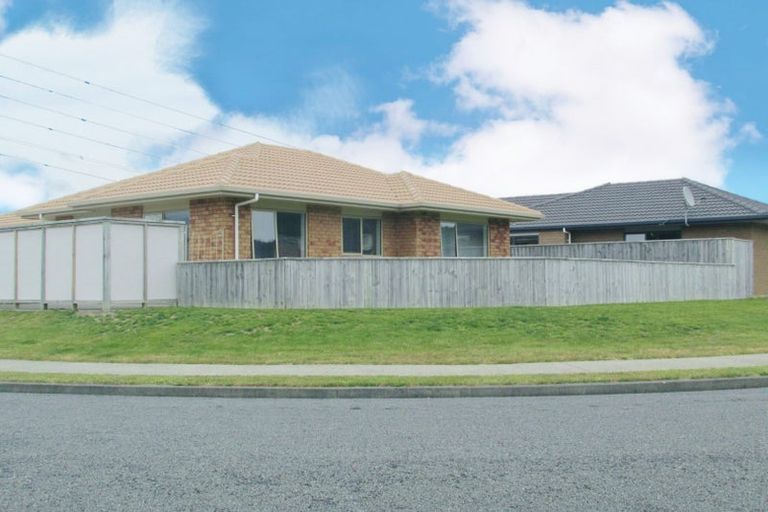 Photo of property in 16 Percy Kinsman Crescent, Riverstone Terraces, Upper Hutt, 5018