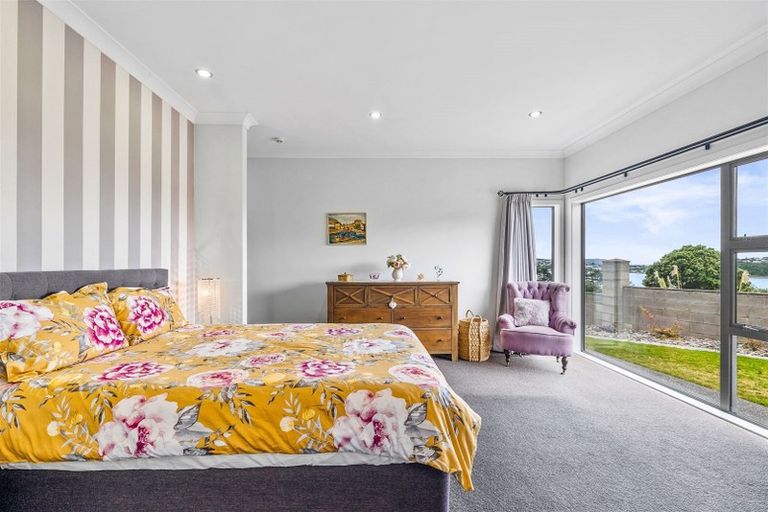 Photo of property in 1 Hollyford Place, Aotea, Porirua, 5024