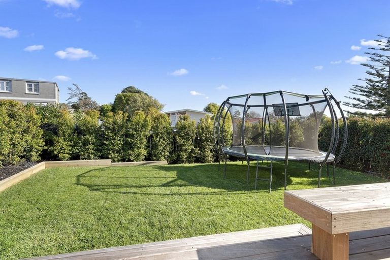 Photo of property in 15 Blakeborough Drive, Forrest Hill, Auckland, 0620