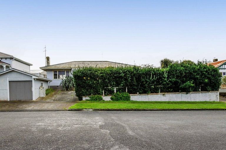 Photo of property in 28 Cambridge Street, Patea, 4520