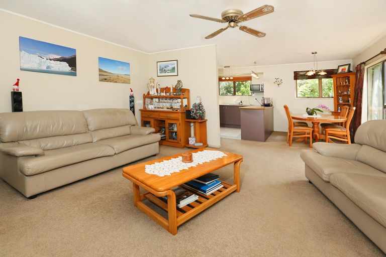 Photo of property in 40 Napuka Road, Henderson Valley, Auckland, 0612