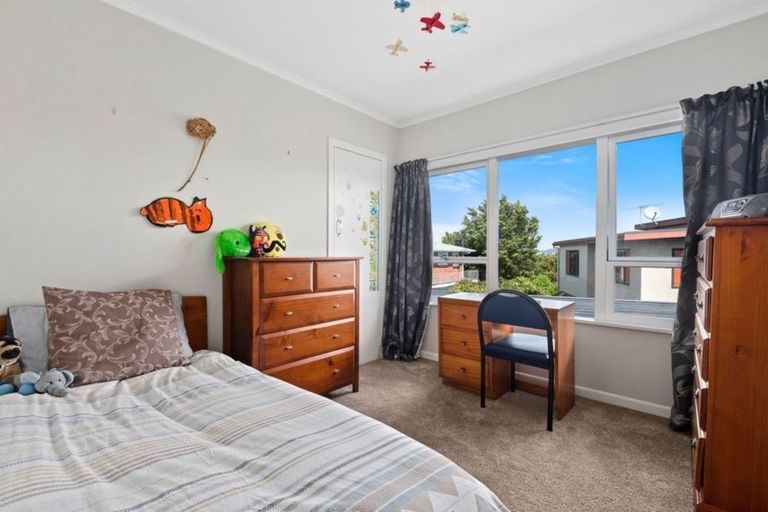 Photo of property in 2/83a Pupuke Road, Northcote, Auckland, 0627