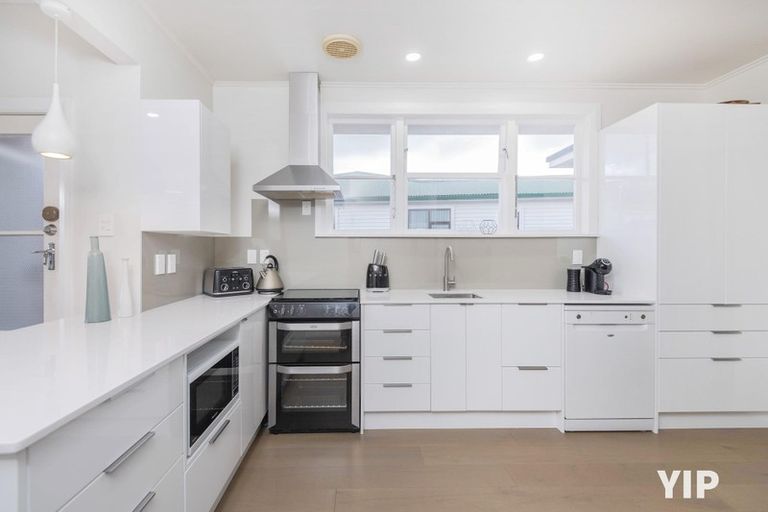 Photo of property in 32 Bracken Road, Paparangi, Wellington, 6037