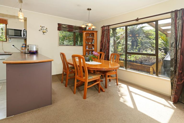 Photo of property in 40 Napuka Road, Henderson Valley, Auckland, 0612