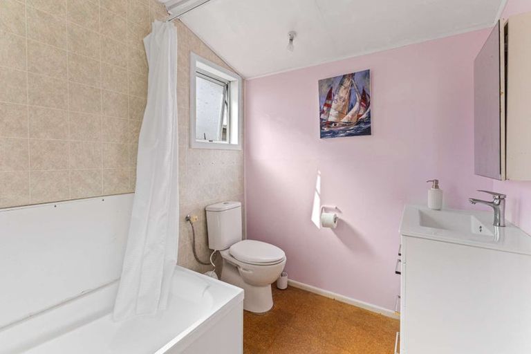 Photo of property in 19 Pukatea Street, Inglewood, 4330