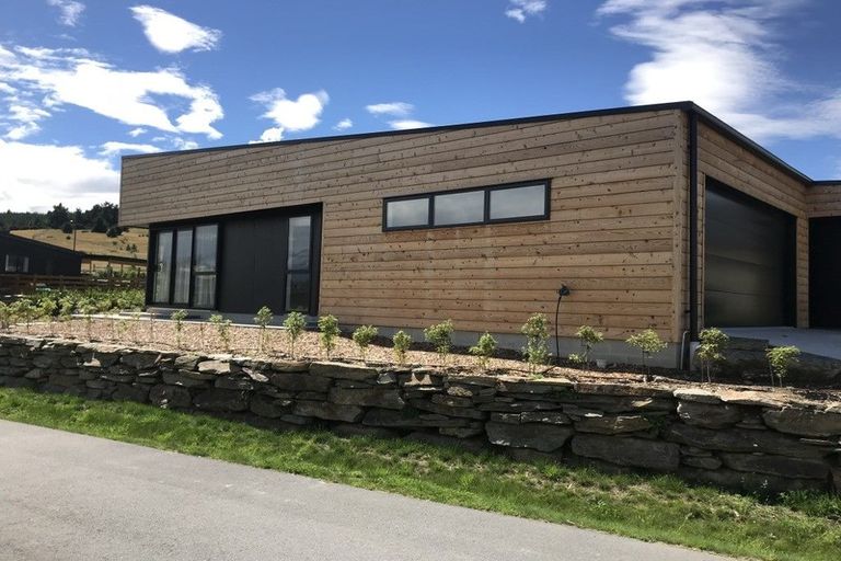 Photo of property in 8 Kahu Close, Wanaka, 9305