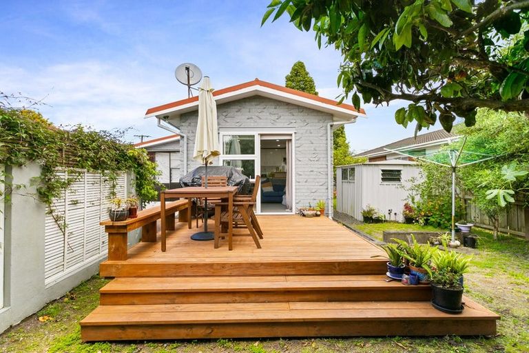 Photo of property in 13 Taikata Road, Te Atatu Peninsula, Auckland, 0610