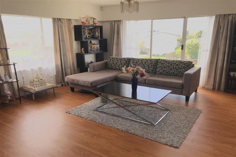 Photo of property in 10 Bodi Place, Te Atatu South, Auckland, 0610