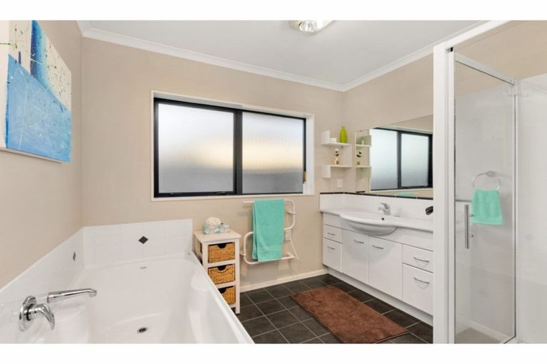 Photo of property in 12 Whitford Place, Rototuna North, Hamilton, 3210