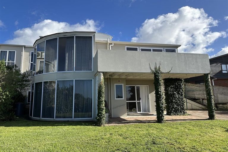 Photo of property in 2/23 Bernleigh Terrace, West Harbour, Auckland, 0618