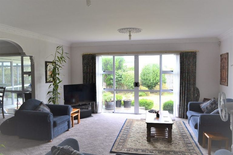 Photo of property in 33 Abby Road, Fitzherbert, Palmerston North, 4410