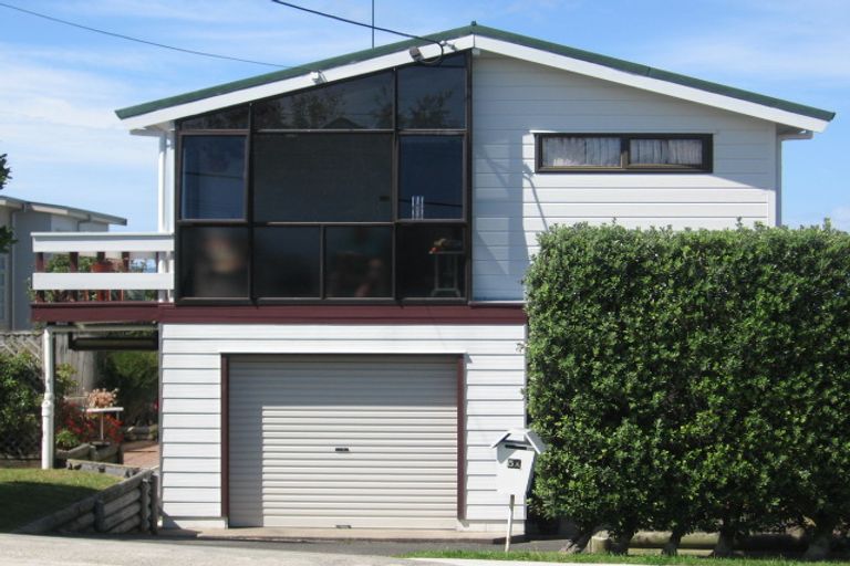 Photo of property in 2/5 Vaughan Crescent, Murrays Bay, Auckland, 0630