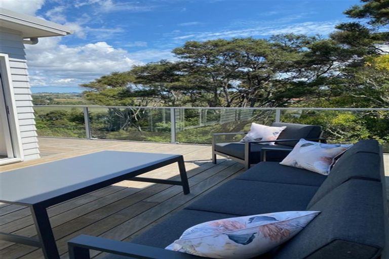 Photo of property in 299 Whangaparaoa Road, Red Beach, 0932